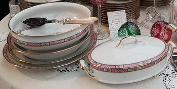 Tafelservice aus weißem Porzellan mit rosa Blumendekor-Bordüre 69-teilig Limoges C&M