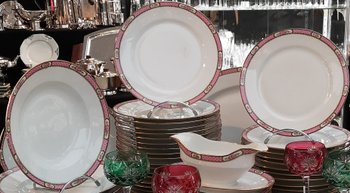 Tafelservice aus weißem Porzellan mit rosa Blumendekor-Bordüre 69-teilig Limoges C&M