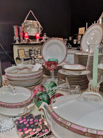Tafelservice aus weißem Porzellan mit rosa Blumendekor-Bordüre 69-teilig Limoges C&M