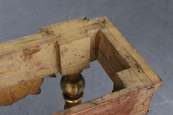 Konsolenholz und goldene Stuckplatte Marmor Ende des neunzehnten Mals