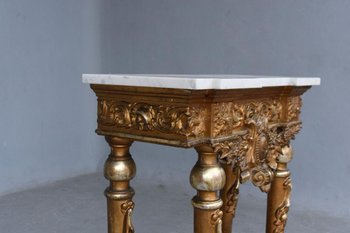 Konsolenholz und goldene Stuckplatte Marmor Ende des neunzehnten Mals