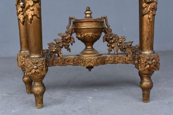 Konsolenholz und goldene Stuckplatte Marmor Ende des neunzehnten Mals