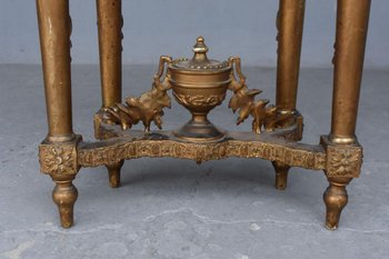 Konsolenholz und goldene Stuckplatte Marmor Ende des neunzehnten Mals