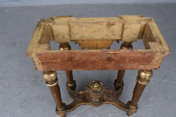 Konsolenholz und goldene Stuckplatte Marmor Ende des neunzehnten Mals