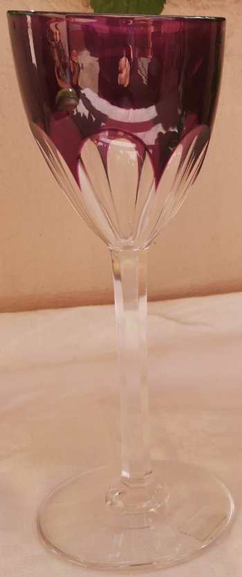 BACCARAT lilafarbenes Kristallweißwein / Römerglas, Modell Genova