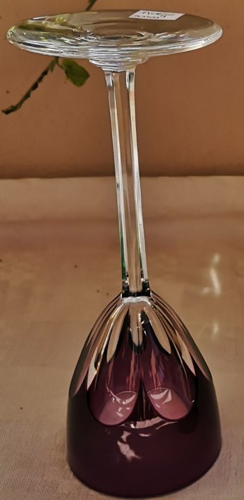 BACCARAT lilafarbenes Kristallweißwein / Römerglas, Modell Genova