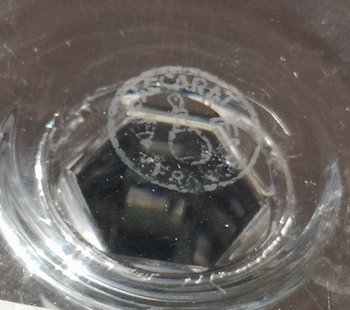BACCARAT lilafarbenes Kristallweißwein / Römerglas, Modell Genova