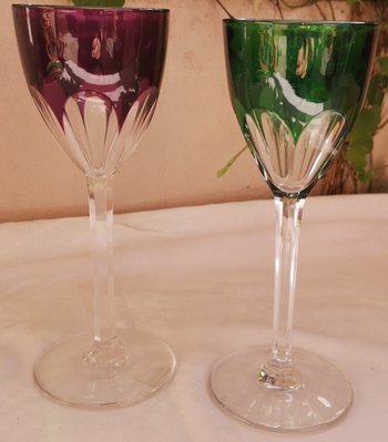 BACCARAT lilafarbenes Kristallweißwein / Römerglas, Modell Genova