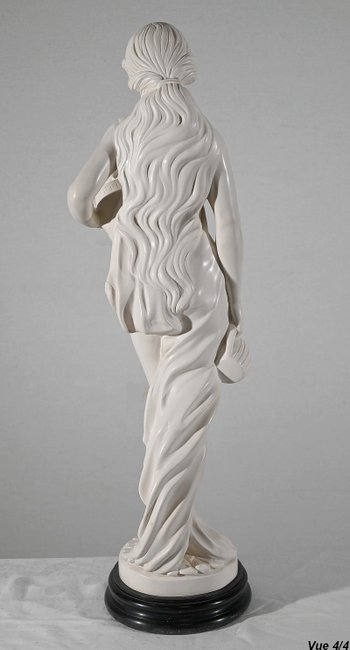 Importante statua, "Giovane donna con brocca" - seconda parte del XX secolo