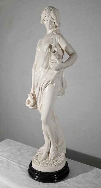 Importante statua, "Giovane donna con brocca" - seconda parte del XX secolo
