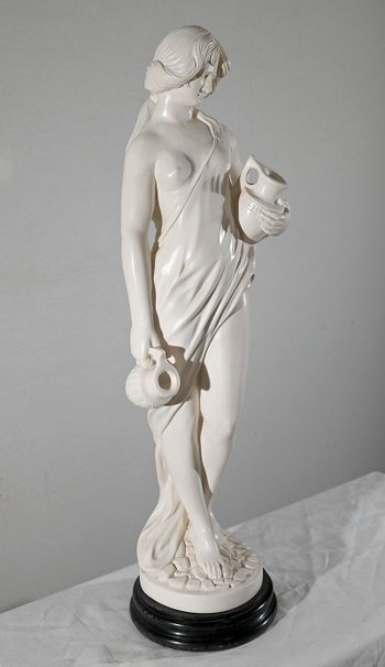 Importante statua, "Giovane donna con brocca" - seconda parte del XX secolo