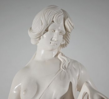 Importante statua, "Giovane donna con brocca" - seconda parte del XX secolo