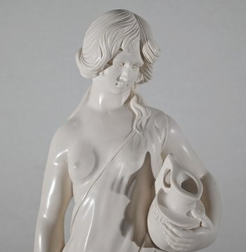 Importante statua, "Giovane donna con brocca" - seconda parte del XX secolo
