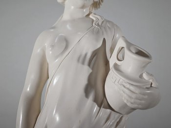 Importante statua, "Giovane donna con brocca" - seconda parte del XX secolo