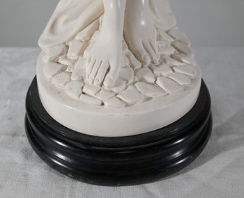 Importante statua, "Giovane donna con brocca" - seconda parte del XX secolo