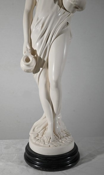 Importante statua, "Giovane donna con brocca" - seconda parte del XX secolo