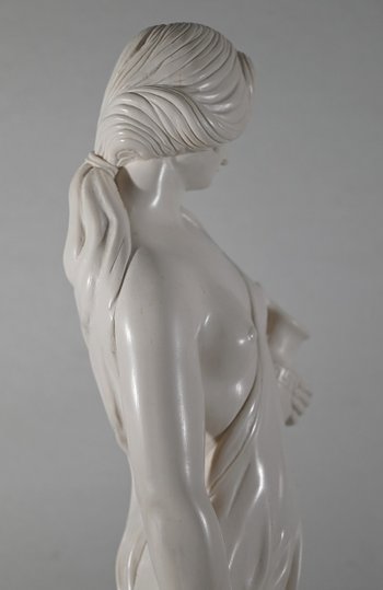Importante statua, "Giovane donna con brocca" - seconda parte del XX secolo