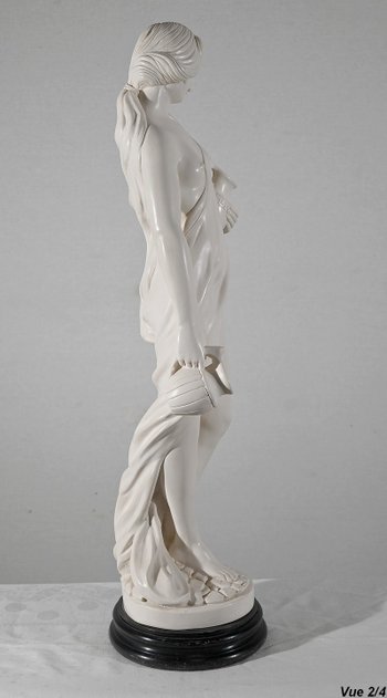 Importante statua, "Giovane donna con brocca" - seconda parte del XX secolo