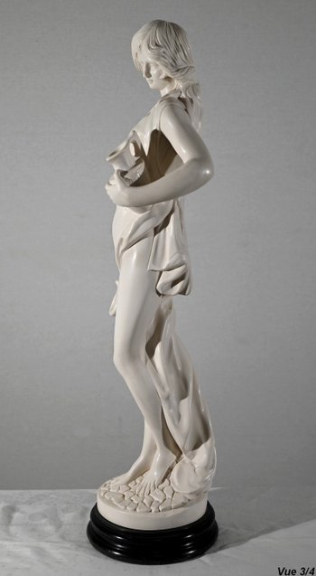 Importante statua, "Giovane donna con brocca" - seconda parte del XX secolo