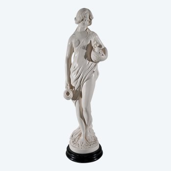 Importante statua, "Giovane donna con brocca" - seconda parte del XX secolo