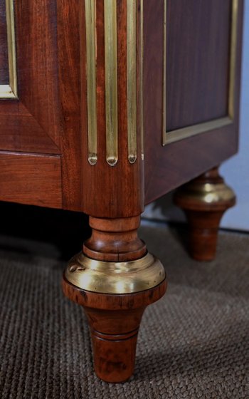 Small Mahogany display case, Louis XVI style - End of XIXth century