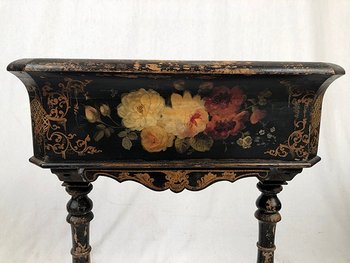 Jardinière en bois noirci à décor peint de fleurs, époque Napoléon III