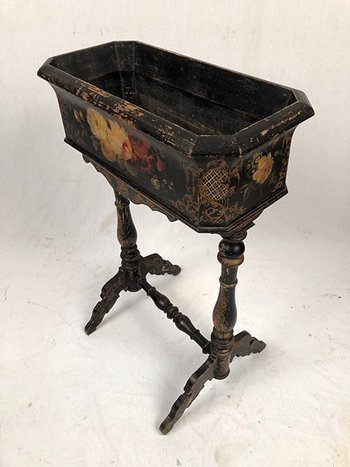 Jardinière en bois noirci à décor peint de fleurs, époque Napoléon III