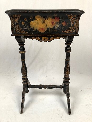 Jardinière en bois noirci à décor peint de fleurs, époque Napoléon III