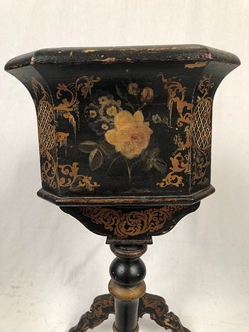 Jardinière en bois noirci à décor peint de fleurs, époque Napoléon III