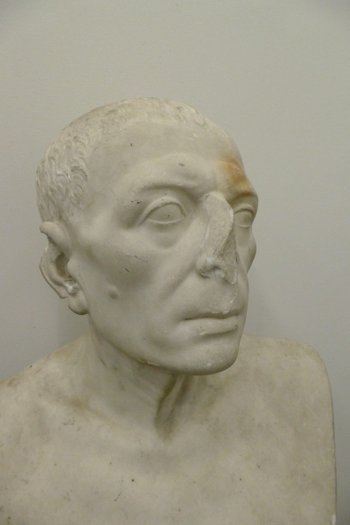 Statua in marmo in stile antico