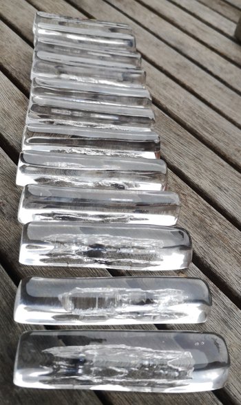 Schachtel mit 12 Kristallmesserhaltern, signiert von DAUM France