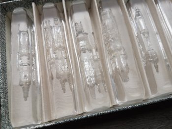 Schachtel mit 12 Kristallmesserhaltern, signiert von DAUM France