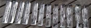 Schachtel mit 12 Kristallmesserhaltern, signiert von DAUM France