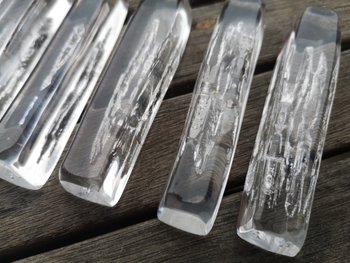 Schachtel mit 12 Kristallmesserhaltern, signiert von DAUM France