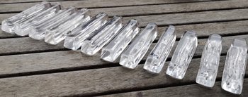 Schachtel mit 12 Kristallmesserhaltern, signiert von DAUM France