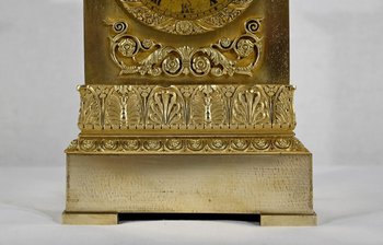 Clock in gilt bronze, stamped A. Destape - Early XIXth century