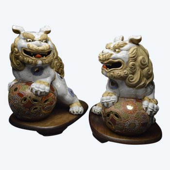 Japon, Période Meiji, Importante paire de lions bouddhiques en porcelaine polychrome