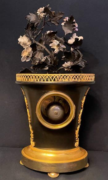 Empire clock ''basket of flowers'' in bronze and porcelain