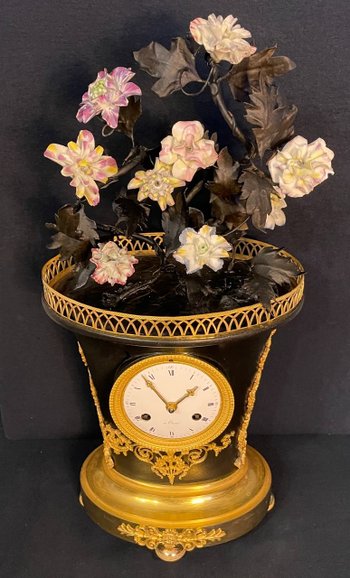 Empire clock ''basket of flowers'' in bronze and porcelain