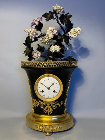 Empire clock ''basket of flowers'' in bronze and porcelain