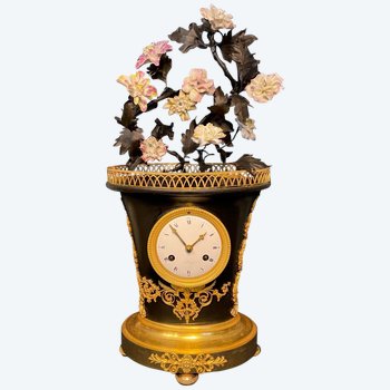 Pendule Empire ''corbeille de fleurs'' en bronze et porcelaine