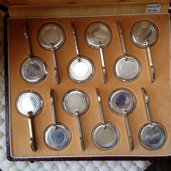 Ecrin de 12 porte-couteaux en métal argenté Saint-Médard (Réf MA 0479)