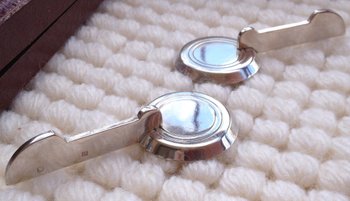 Ecrin de 12 porte-couteaux en métal argenté Saint-Médard (Réf MA 0479)