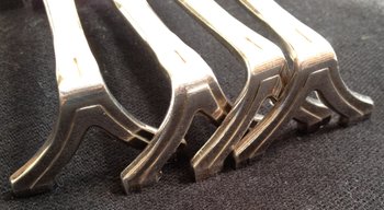 6 versilberte Messerhalter