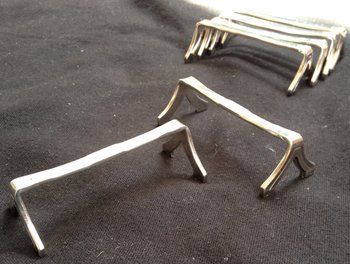 6 versilberte Messerhalter