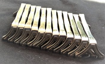 12 versilberte Messerhalter