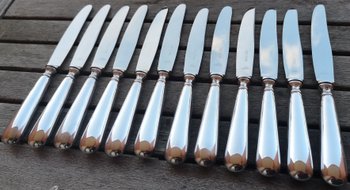 Ecrin : 12 couteaux à dessert en métal argenté modèle Baguette orfèvrerie Saint Médard