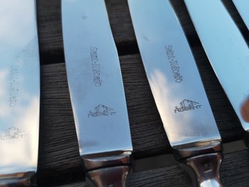 Ecrin : 12 couteaux à dessert en métal argenté modèle Baguette orfèvrerie Saint Médard