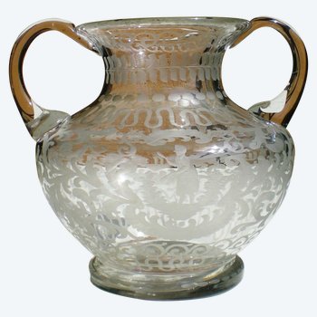 Élégant vase à anses en verre gravé (C 0065 BIS)