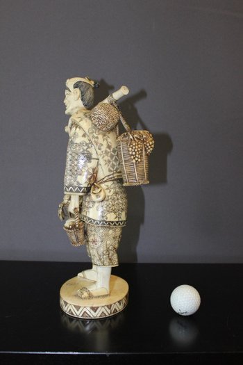 Scultura asiatica in osso Okimono di un venditore di verdure, Giappone 1900 circa